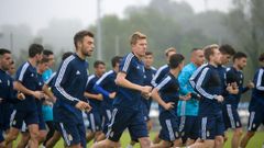 Los jugadores del Oviedo, con R�ber Sierra en primer plano, en El Requex�n