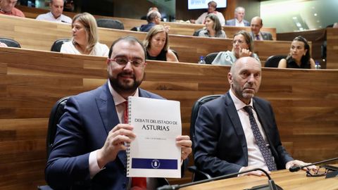  El presidente del Principado, Adri�n Barb�n (i), durante el debate sobre el estado de la regi�n que se inici� este lunes en el parlamento asturiano, en Oviedo.
