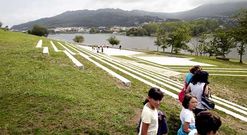 El auditorio municipal al aire libre est� enclavado en la ribera del Mi�o. 