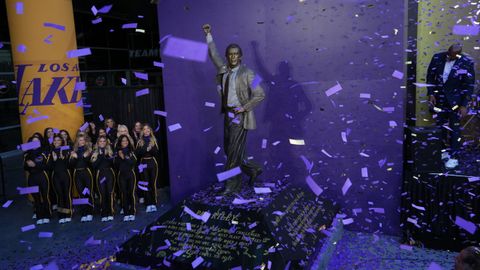 La estatua en honor a Pat Riley, durante su presentaci�n en Los �ngeles.