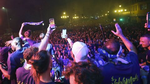 Los jugadores del Real Oviedo celebran el ascenso a Primera