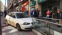 Un coche sin conductor cruza cuatro carriles en el centro de Ourense