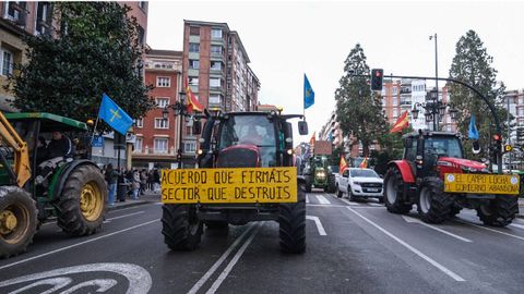 As� fue la tractorada en Oviedo convocada por URA, USAGA, COAG y ASAJA contra el acuerdo de libre comercio entre la Uni�n Europea y los pa�ses del Mercosur