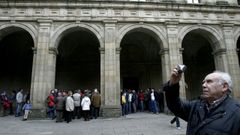 Un grupo de visitantes en el claustro monumental del Colegio del Cardenal -en una imagen de archivo-, una de las partes del edificio que est�n pendientes de rehabilitaci�n