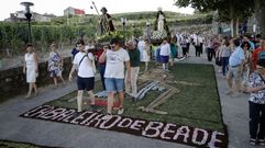 Beade recibe a la virgen con flores