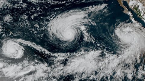 Imagen satelital del pasado d�a 3 de septiembre que muestra sobre el Pac�fico norte a los huracanes Lowell, Karina y Marine