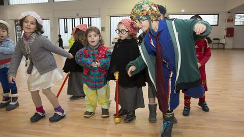 El CRA Ponte da Pedra (Carballo) celebra su entroido en el mercado