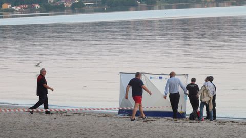 Los servicios de emergencias aislaron la zona de la arena en la que estaba el cadáver para evitar que fuera visto por otras personas.
