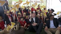 Alfonso Rueda pos� junto a un grupo de escolares en el �photocall� del festival, acompa�ado por Rey Varela y Martina Aneiros.