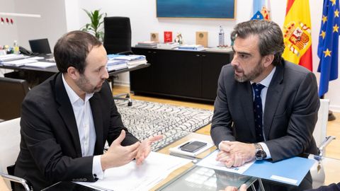 E conselleiro de Presidencia, Diego Calvo, y el alcalde de Lousame, Esteban Ares, analizaron posibles vías de colaboración entre ambas administraciones.