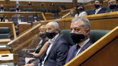 Urkullu, en su escao, en el recin constituido Parlamento vasco