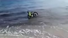 Un ciclista se salta el confinamiento y se mete en el mar para evitar ser contagiados