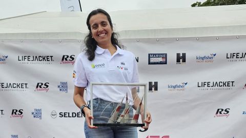 Paula Gonz�lez, co trofeo que acredita que foi a mellor patroa do Campionato do Mundo da clase Vaurien