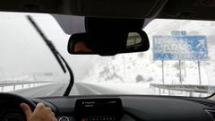 El acceso al t�nel del Negr�, en la autopista del Huerna, con nieve en los m�rgenes.El acceso al t�nel del Negr�, en la autopista del Huerna, con nieve en los m�rgenes