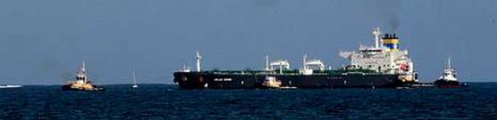 El petrolero �Hellas Warrior� accede al pantal�n de Repsol del puerto de A Coru�a ayudado por cuatro remolcadores.