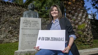 <span lang= gl >Hermitas Lorenzo xunto ao busto de Zernadas que est� diante da igrexa de Fruime</span>