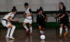 Las ourensanas Paloma y Laura pugnan por el bal�n con las locales Patri y Myrella.