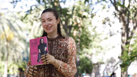 La vida de Carla Maronda era como la de cualquier joven de 25 a&ntilde;os hasta que, un &laquo;maldito 23 de marzo&raquo; de 2024, una bacteria en una operaci&oacute;n rutinaria le provoc&oacute; una sepsis de la que sobrevivi&oacute;, pero perdi&oacute; las manos y los pies.
