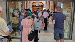 Una oficina de Correos en Ourense, repleta de personas, muchas de ellos con la intencin de pedir el voto por correo o de depositar su papeleta.