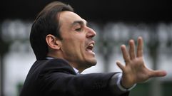 Miguel �ngel Tena da instrucciones durante el partido del Racing de Ferrol ante la Cultural Leonesa