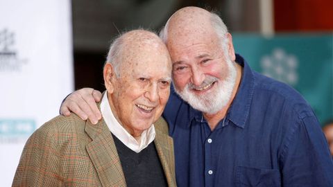 Rob Reiner (a la derecha), retratado junto a su padre, Carl Reiner.
