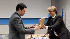 El conselleiro de Facenda e Administracin Pblica, Miguel Corgos, entregando elPremio Manuel Colmeiro de Investigacin al abogado y doctor en Derecho por la UDC Jaime Pensado Sande