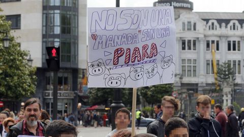 Cientos de estudiantes se manifestaron hoy en Oviedo contra la sentencia de La Manada convocados por el Sindicato de Estudiantes