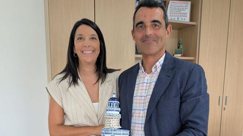 La alcaldesa de Ribeira, Mar�a Sampedro, despidi� a Juan Andr�s P�rez tras cuatro a�os al frente de la Capitan�a Mar�tima de Vilagarc�a

