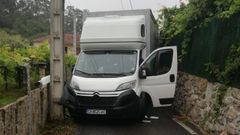 Paso estrecho por el lugar de Leborei, en Pontevedra, donde los veh�culos se quedan atascados.