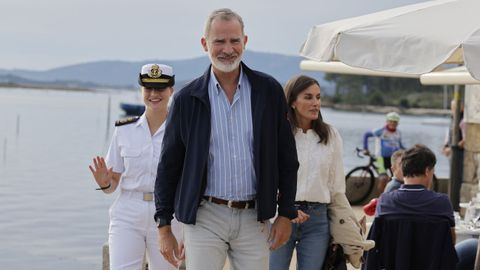 La Princesa Leonor y los Reyes Letizia y Felipe VI, en la terraza del restaurante de Carril (Vilagarc�a de Arousa)