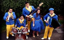 Los componentes del grupo musical Os Folkgazais y entre ellos Abel P�rez con el acorde�n.