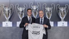 El presidente del Real Madrid Florentino P�rez junto al jugador Lucas V�zquez tras hacer oficial su renovaci�n hasta el 30 de junio del 2025
