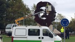 Limpieza de la estatua del Che en Oleiros