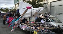El viento jug� alguna mala pasada a los toldos y la mercanc�a