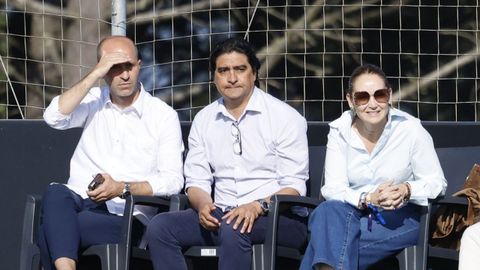 La c�pula del Celta (Marco Garc�s y Mari�n Mouri�o, con �lex Otero en la foto) tiene trabajo pendiente.