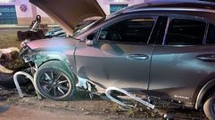 Estado en el que qued� el veh�culo siniestrado, tras saltarse las protecciones y chocar contra un �rbol en Batallones.