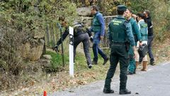 Efectivos de la Guardia Civil registran la finca donde se hallaron los restos de Juana Canal.