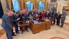 Oraci�n de Trump junto a una veintena de l�deres religiosos en la Casa Blanca