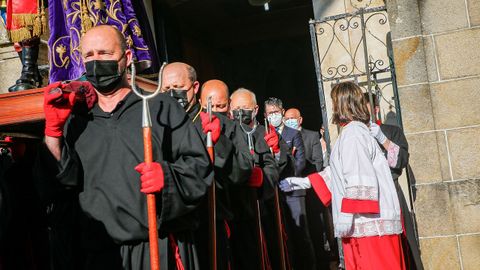 Los sonenses salieron a contemplar el paso de una procesin que parti de la iglesia parroquial para llegar a la capilla de A Atalaia.