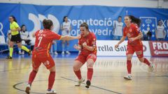 Ale de Paz, Chuli y Noelia Montoro celebran uno de los goles poienses al Reyco Burela.