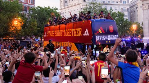 Cientos de miles de aficionados saludan a los campeones del mundo. 