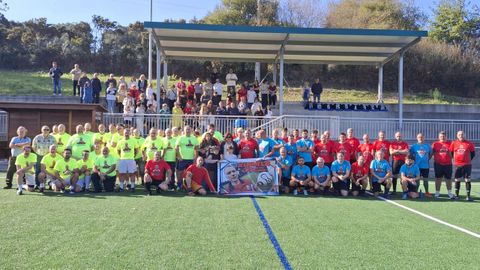 Los equipos de veteranos del Folgueiro, O Vicedo y Landrove participaron este sábado en un homenaje póstumo al exjugador Kubala.