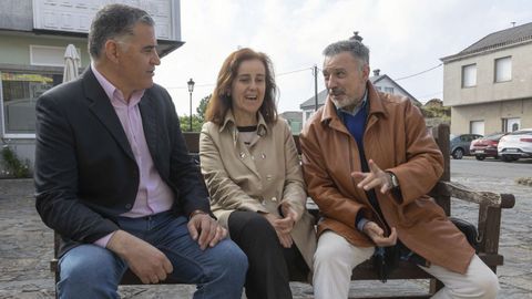 Los tres candidatos juntos en un banco: de izquierda a derecha, Ucha Velo, de Espazo Comn; Mara Pose, del PP; y Miguel Prez, de Partido Galego