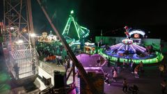 La zona de las atracciones para adultos se llen� al caer la noche.