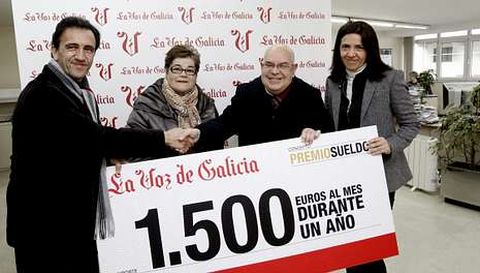 Miguel Sande, delegado de La Voz en A Mariña, con el ganador del sueldo, Emilio Antonio Insua y su esposa, y Ana Casal