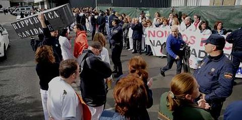 Los trabajadores hicieron un pasillo en el acceso a Urgencias.