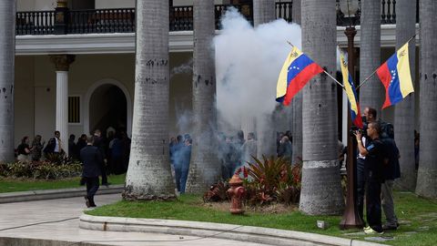 Partidarios de Nicols Maduro entran en la sede de la Asamblea Nacional durante la sesin especial por el Da de la Independencia