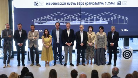 Representantes pol�ticos y responsables de la compa��a participaron en el acto oficial de inauguraci�n del nuevo edificio, situado en A Grela