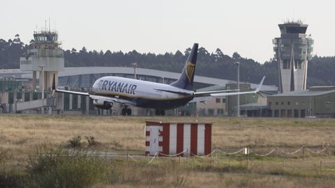 Una aeronave de Ryanair maniobra en el aeropuerto de Santiago-Rosal&iacute;a de Castro