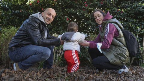 Óscar y Marta, de Ordes, con el pequeño Oriol, el primer nacido en el Clínico en el año 2021